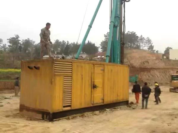 刚察如何判断水冷式机油散热器密封件是否需要更换？